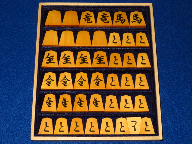 [値下げしました]象形文字の将棋盤 本榧足付将棋盤 4寸7分（木裏） sa40051 | 前川榧碁盤店